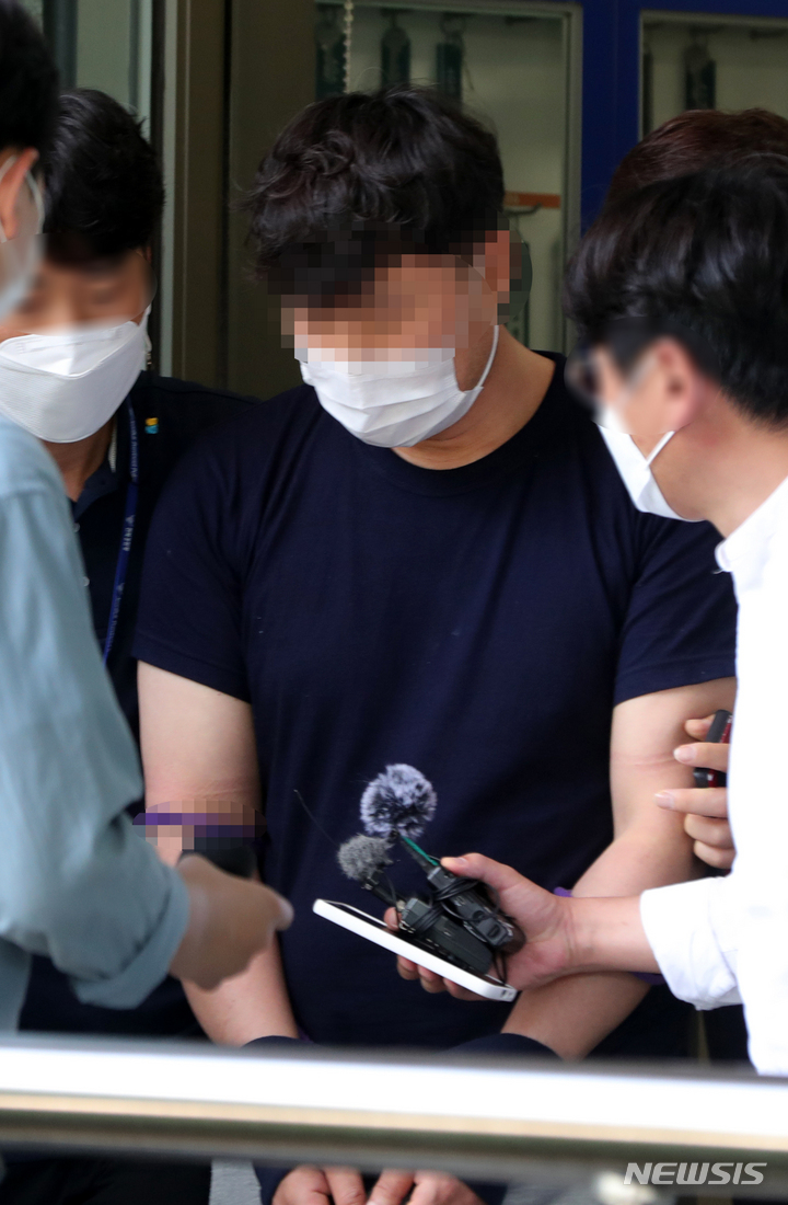 [정읍=뉴시스] 전처와 옛 처남댁 살인 혐의자 A씨가 18일 전북 정읍시 전주지방법원 정읍지원에서 영장실질심사를 마치고 법원을 나오고 있다. 2022.06.18.