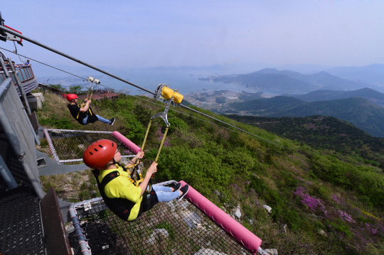 경남 하동 금오산 짚와이어. 하동군청 제공