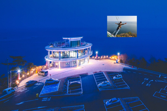 경남 남해 물미해안전망대 야경과 스카이워크(작은사진). 남해군청 제공