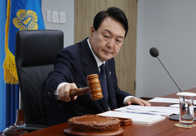 윤석열 대통령이 21일 오전 서울 용산 대통령실 청사에서 열린 국무회의에서 의사봉을 두드리고 있다. 연합뉴스