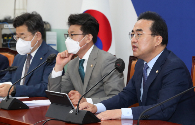 박홍근(오른쪽) 더불어민주당 원내대표가 21일 오전 국회에서 열린 원내대책회의에서 모두 발언을 하고 있다. 오른쪽부터 박 원내대표, 진성준·박찬대 원내수석부대표.  국회사진기자단