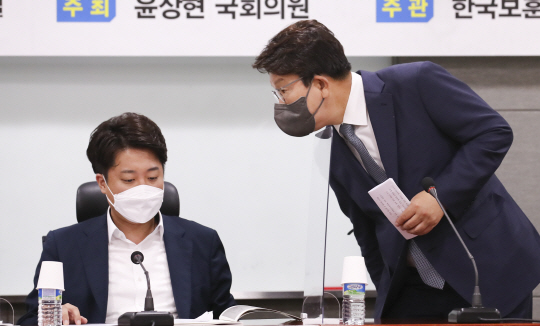 국민의힘 이준석 대표(왼쪽)와 권성동 원내대표가 20일 국회 의원회관에서 열린 ‘호국보훈의 달 기념 국회보훈학술세미나’에서 인사하고 있다. 연합뉴스·국회사진기자단
