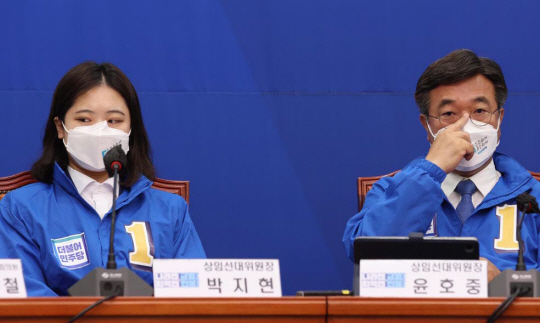 박지현(왼쪽) 전 더불어민주당 공동비상대책위원장이 지난달 25일 국회에서 열린 선거대책위원회 합동회의에 참석해 당내 ‘586 용퇴론’ 등을 주장한 이후 윤호중 전 공동비대위원장과 불편한 듯 어두운 표정으로 서로 다른 곳을 응시하고 있다. 국회사진기자단