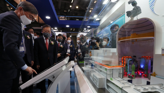 정부가 22일 원전수출을 위한 민관 협력 컨트롤타워를 설치하며 원전 산업 복원을 본격화하고 있다. 사진은 우리나라 첫 수출 원전인 아랍에미리트(UAE) 바라카 원전 1·2호기에 도입된 원자로(APR1400) 모형이 지난 4월 열린 ‘2022 부산국제원자력산업전’ 한국수력원자력 부스에 설치돼 있는 모습. 뉴시스