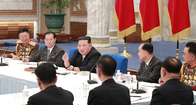 김정은 북한 국무위원장이 21일 조선노동당 중앙군사위원회 제8기 제3차 확대회의를 주재하고 당의 군사노선과 주요 국방정책 관철 방안을 논의했다고 조선중앙통신이 22일 보도했다.  연합뉴스