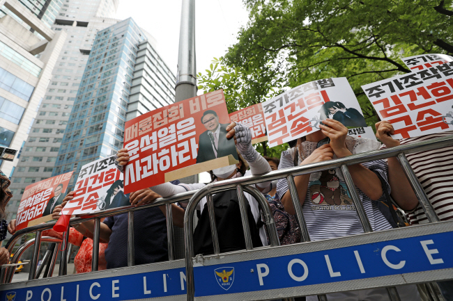 유튜브 채널 서울의소리 백은종 대표 등이 지난 14일 서울 서초구 윤석열 대통령 자택 인근에서 문재인 전 대통령 양산 사저 앞 시위 규탄 및 김건희 여사 구속을 요구하는 집회를 하고 있다. 뉴시스