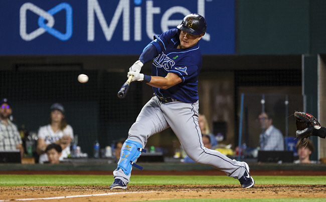 탬파베이 레이스의 최지만이 6월 들어 절정의 타격감을 뽐내고 있다. 사진은 지난 2일 미국 텍사스주 알링턴 글로브 라이프 필드에서 열린 MLB 텍사스 레인저스와의 원정경기에서 연장 11회 초 1타점 2루타로 연결된 호쾌한 스윙 동작. USA투데이스포츠 연합뉴스