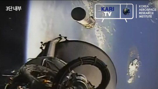 순수 국내 기술로 설계 및 제작된 한국형 발사체 누리호(KSLV-Ⅱ)가 21일 전남 고흥군 나로우주센터 발사대에서 발사돼 2단 분리 및 3단 점화 단계를 실행하고 있다. 뉴시스·한국항공우주연구원 유튜브 캡처