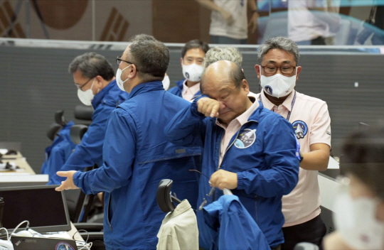 순수 국내기술로 제작된 한국형 최초 우주발사체 ‘누리호’(KSLV-Ⅱ)가 성공적으로 발사된 21일 대전시 한국항공우주연구원 위성종합관제실 관제센터에서 연구원들이 기뻐하고 있다. 연합뉴스·한국항공우주연구원 제공