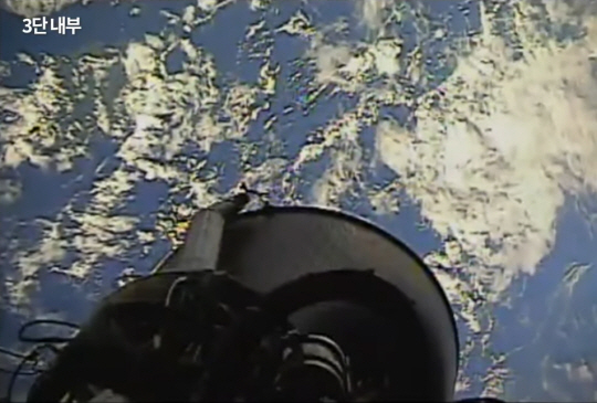 순수 국내 기술로 설계 및 제작된 한국형 발사체 누리호(KSLV-Ⅱ)가 21일 전남 고흥군 나로우주센터 발사대에서 출발해 촬영한 지구 영상이 한국항공우주연구원 유튜브를 통해 공개됐다. 뉴시스·한국항공우주연구원 유튜브 캡처