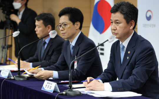 행정안전부 ‘경찰 제도개선 자문위원회’ 공동 위원장인 한창섭(오른쪽) 행안부 차관이 지난 21일 정부서울청사에서 경찰 통제 방안 권고안을 발표하고 있다. 연합뉴스