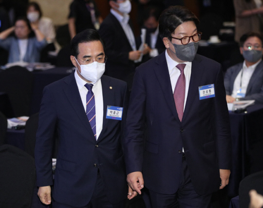 권성동(오른쪽) 국민의힘·박홍근 더불어민주당 원내대표가 22일 오전 서울 중구 롯데호텔에서 열린 ‘2022 경향포럼’에 참석하고 있다. 국회사진기자단