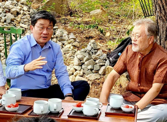 문재인 전 대통령과 전해철 더불어민주당 의원이 지난 19일 경남 양산시 하북면 평산마을 문 전 대통령 사저에서 대화를 나누고 있다. 전해철 의원 페이스북 캡처