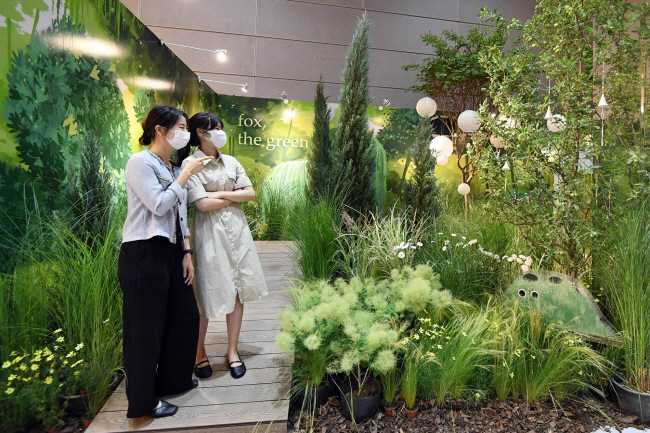 22일 오전 서울 강남구 삼성동 코엑스에서 열린 국내 첫 공간인테리어 전시회인 '2022 더 메종'을 찾은 관람객들이 식물들로 공간을 꾸민  더 메종 플랜테리어 기획관을 둘러보고 있다. 더 메종 제공