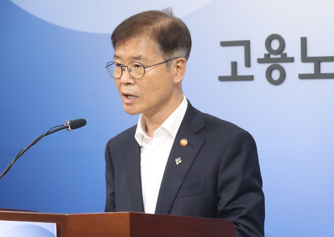 이정식 고용노동부 장관이 23일 오전 정부세종청사에서 노동시장 개혁 추진방향을 발표하고 있다. 뉴시스