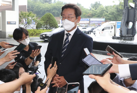 이재명 더불어민주당 의원이 23일 충남 예산군 덕산 리솜리조트에서 열린 민주당 의원 워크숍에 참석하며 취재진의 질문에 답하고 있다. 뉴시스