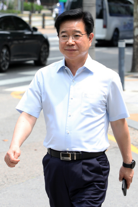 ‘치안감 인사 번복’ 논란이 일파만파로 커지고 있는 가운데, 김창룡 경찰청장이 22일 점심 식사를 마치고 서울 서대문구 경찰청으로 들어가고 있다. 뉴시스