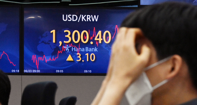 23일 오전 원·달러 환율이 글로벌 금융위기 이래로 약 13년 만에 처음으로 장중 1300원을 넘어선 가운데 서울 중구 하나은행 딜링룸에서 직원이 시세를 확인하고 있다.  윤성호 기자