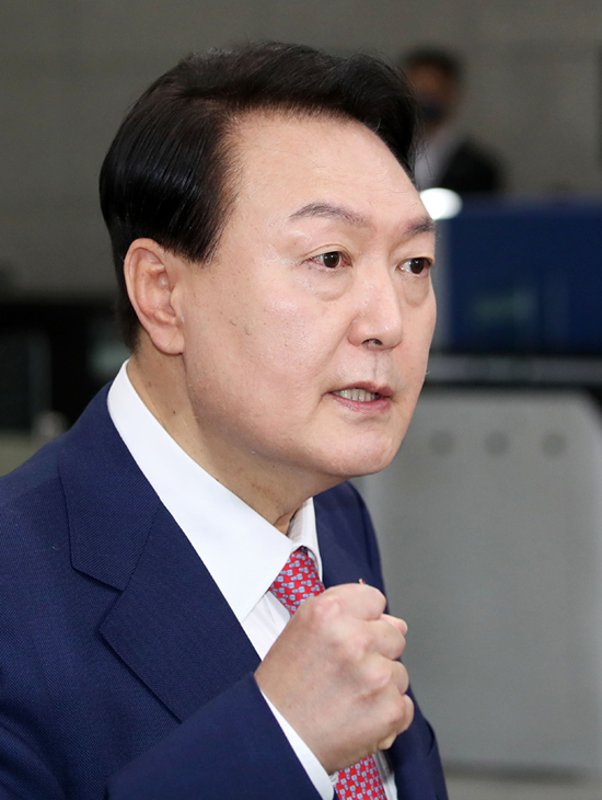 윤석열 대통령이 23일 오전 서울 용산 대통령실 청사로 출근하며 취재진 질문에 답하던 중 주먹을 불끈 쥐고 있다. 윤 대통령은 경찰 치안감 인사 논란에 대해 “중대한 국기문란”이라고 질타했다. 뉴시스