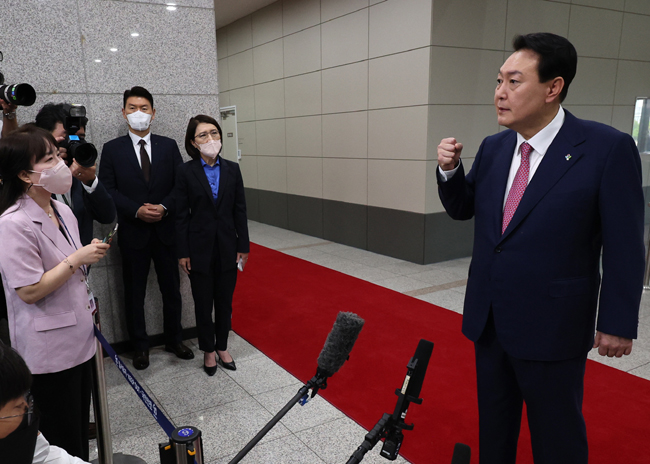 윤석열 대통령이 23일 오전 서울 용산 대통령실 청사로 출근하며 취재진 질문에 답하던 중 주먹을 불끈 쥐고 있다. 윤 대통령은 경찰 치안감 인사 논란에 대해 “중대한 국기문란”이라고 질타했다. 뉴시스