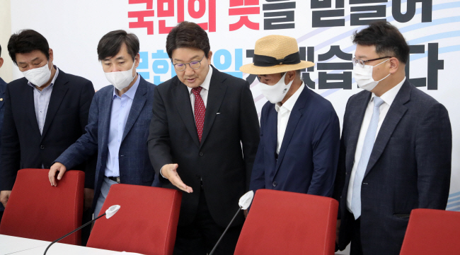 해양수산부 공무원 피격사건의 유족인 이래진(오른쪽 두 번째) 씨가 24일 오전 국회에서 열린 ‘국민의힘 해수부 공무원 피격사건 진상조사 태스크포스(TF)’의 유족 초청 간담회에서 권성동(〃세 번째) 원내대표로부터 자리 안내를 받고 있다.  국회사진기자단