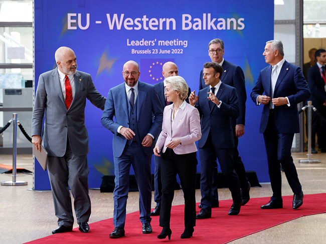 우르줄라 폰데어라이엔(앞줄 가운데) 유럽연합(EU) 집행위원장과 에마뉘엘 마크롱(오른쪽 세 번째) 프랑스 대통령 등 EU 주요 인사들이 23일 벨기에 브뤼셀에서 열린 EU 정상회의에 참석하기 위해 입장하고 있다.  로이터 연합뉴스