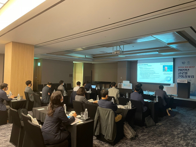 코트라가 24일 서울 서초구 JW메리어트호텔에서 한국국제통상학회와 함께 개최한 ‘2022 글로벌 신통상 포럼’에서 참석자들이 웨이 상진 컬럼비아대 중국경제학과 석좌교수의 온라인 발표를 듣고 있다.  코트라 제공