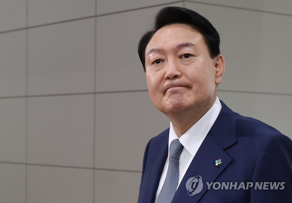 윤석열 대통령이 24일 오전 서울 용산 대통령실 청사로 출근하며 취재진의 질문을 듣고 있다. 연합뉴스