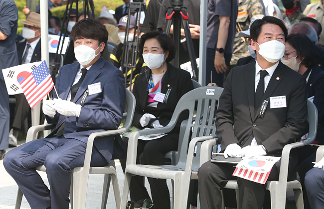 (칠곡=연합뉴스) 박세진 기자 = 국민의힘 이준석 대표와 안철수 의원이 25일 경북 칠곡군 다부동 전적기념관에서 열린 6·25전쟁 72주년 기념 및 백선엽 장군 2주기 추모행사에 참석하고 있다. 2022.6.25