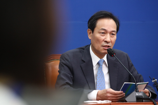 우상호 더불어민주당 비상대책위원장이 26일 서울 여의도 국회에서 열린 기자간담회에서 발언하고 있다. 공동취재사진