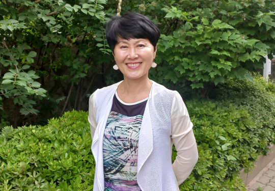 한비야 이화여대 국제대학원 초빙교수가 30일 이화여대 교정에서 문화일보와 인터뷰를 하면서 활짝 웃고 있다. 박현수 기자