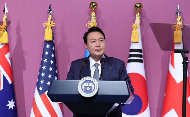 윤석열 대통령이 6·25전쟁 72주년을 맞아 24일 서울 중구 신라호텔 다이너스티홀에서 열린 국군 및 유엔군 참전유공자 위로연에 참석해 격려사를 하고 있다.  연합뉴스