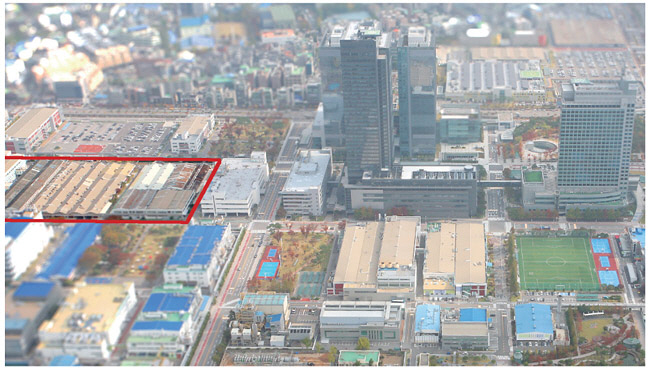 삼성전자가 경기 수원 본사(삼성디지털시티)에 새로운 연구소(R6·실선 표시) 건설을 추진한다. ‘삼성전자의 심장’으로 불리는 삼성디지털시티에는 본사를 포함해 172만㎡(축구장 250개 크기)에 약 3만5000명이 근무하는 국내 최대 규모의 연구·개발(R&D) 단지가 들어서 있다. 삼성전자 제공