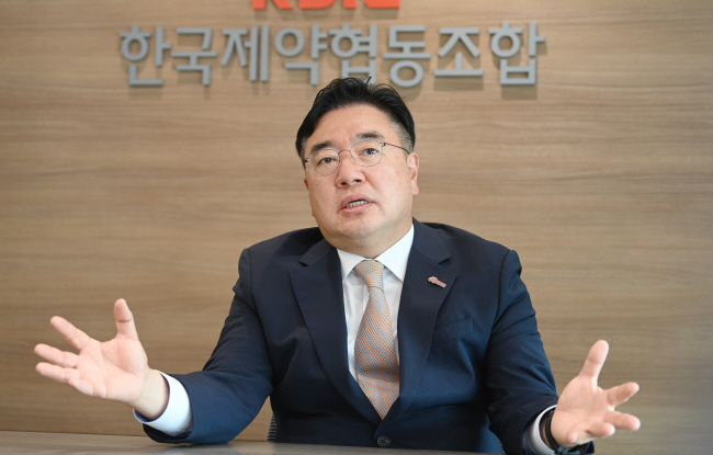 조용준 한국제약협동조합 이사장이 지난 20일 서울 서초구 방배동 조합 사무실에서 가진 문화일보와의 인터뷰에서 중소제약사들의 경쟁력 강화를 위해 추진 중인 주요 사업들과 도전 과제를 설명하면서 정부와 지방자치단체의 관심과 지원을 당부하고 있다. 김동훈 기자