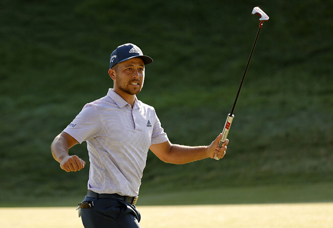 잰더 쇼플리가 27일 오전(한국시간) 열린 PGA투어 트래블러스챔피언십 4라운드 18번 홀에서 우승을 확정하는 버디 퍼트를 성공한 뒤 퍼터를 들어 올리며 확신에 찬 표정을 짓고 있다.   AFP 연합뉴스