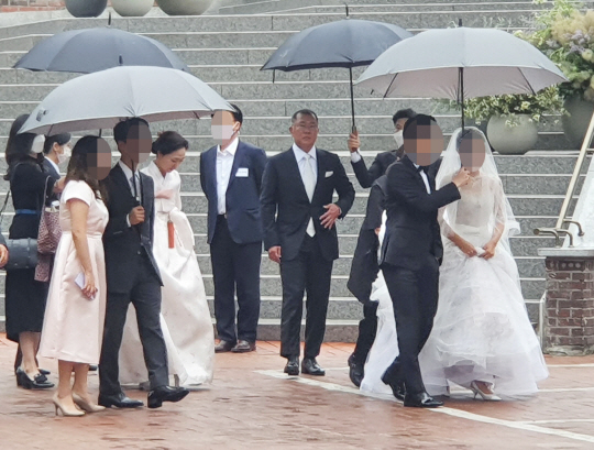 정의선(가운데) 현대차그룹 회장과 아내 정지선씨를 비롯한 가족들이 27일 오후 서울 중구 정동제일교회에서 열린 장녀 진희 씨의 결혼식에 참석하고 있다. 뉴시스