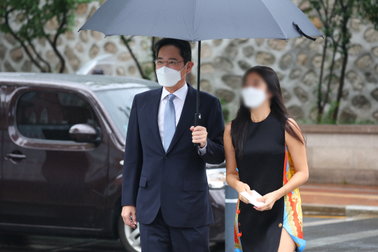 이재용(왼쪽) 삼성전자 부회장이 27일 정의선 현대차그룹 회장 장녀 진희씨 결혼식이 열리는 서울 중구 정동교회로 딸과 함께 들어가고 있다. 연합뉴스