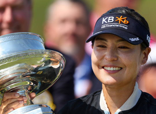전인지가 27일(한국시간) 미국 메릴랜드주 베데스다의 콩그레셔널컨트리클럽에서 열린 KPMG 여자 PGA챔피언십에서 우승한 후 눈물을 흘린 뒤 웃으며 트로피를 들어올리고 있다. AFP연합뉴스