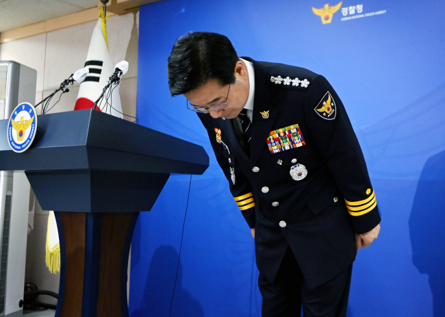 사의를 표명한 김창룡 경찰청장이 27일 오전 서울 서대문구 경찰청 브리핑룸에서 입장을 밝히고 있다. 김 청장은 최근 행정안전부의 경찰 통제안 발표에 따른 조직 내부 반발과 치안감 인사 번복 사태에 따른 윤석열 대통령의 질책 등을 수습하기 위해 사의를 표명했다.  윤성호 기자
