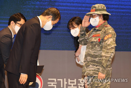 한덕수 국무총리가 27일 호국보훈의 달을 맞아 서울 용산구 서울드래곤시티에서 열린 모범 국가보훈 대상자와 유공인사에 대한 정부포상식에서 포상을 하고 있다. 연합뉴스