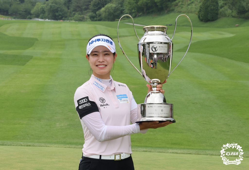 우승 트로피를 든 박민지.[KLPGA 제공. 재판매 및 DB 금지]