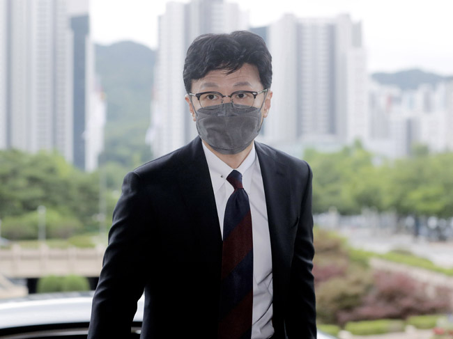 한동훈 법무부 장관이 27일 정부과천청사에 있는 법무부로 출근하고 있다. 뉴시스