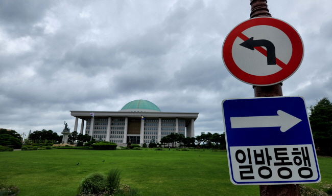 더불어민주당이 국회 의장단 단독 선출 등을 위한 임시국회 소집요구서를 제출키로 한 28일 오전 국회 의사당 지붕 위에 먹구름이 몰려들고 있다. 국민의힘이 민주당의 단독 원구성 강행 움직임에 강력 반발하면서 정면충돌이 예상된다.  김선규 선임기자