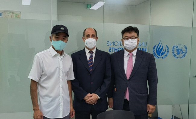 북한군에 피살된 고 이대준 씨의 형 이래진(왼쪽) 씨가 28일 오전 서울 종로구 글로벌센터 서울유엔인권사무소에서 토마스 오헤아 킨타나(가운데) 유엔 북한인권특별보고관과 면담을 마친 뒤 법률대리인인 김기윤 변호사와 함께 기념촬영을 하고 있다.  이래진 씨 제공