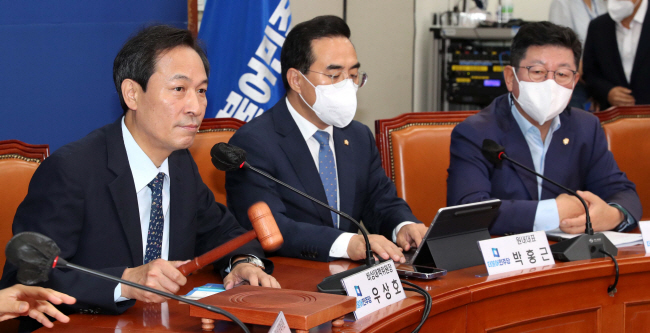 우상호(왼쪽) 더불어민주당 비상대책위원장이 29일 오전 국회에서 열린 비상대책위원회의에서 의사봉을 두드리고 있다. 국회사진기자단
