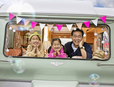 자녀와 전국 일주를 하는 콘셉트로 브랜드 화보에 소개된 정관영 LG유플러스 기업부문 책임의 모습.  LG유플러스 제공