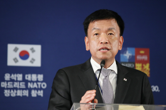 최상목 대통령실 경제수석비서관이 28일(현지시간) 스페인 마드리드 프레스센터에서 윤석열 대통령의 나토(북대서양조약기구) 정상회의 참석의 경제적 의미에 관한 브리핑을 하고 있다. 뉴시스