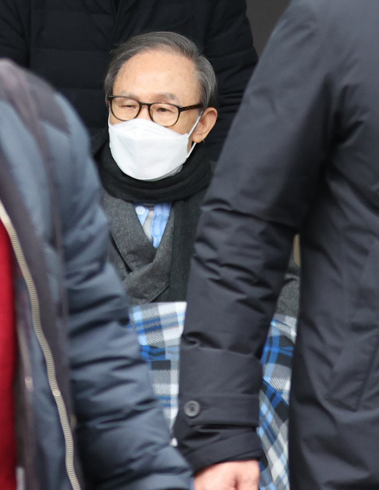이명박 전 대통령이 지난 2021년 2월 10일 서울동부구치소 수감 도중 기저질환 치료를 위해 50여 일 간 서울대병원에서 치료를 받은 뒤 퇴원하는 모습. 연합뉴스 자료사진