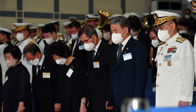 29일 오전 평택시 해군제2함대 사령부 충무관에서 열린 제2연평해전 승전 20주년 기념식에서 이종섭 국방부장관과 유족들이 묵념을 하고 있다.  신창섭 기자