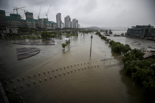 30일 오전 서울 서초구 반포한강공원이 물에 잠겨 있다. 뉴시스